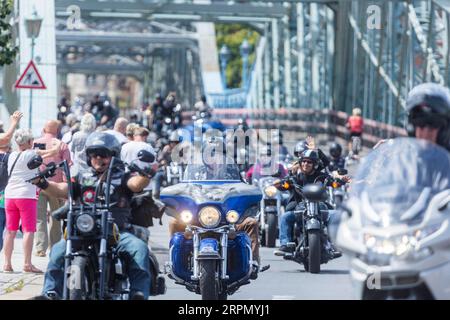 Harley Days Dresden, grande giro attraverso la città, qui al ponte dell'Elba Blaue Wunder Foto Stock