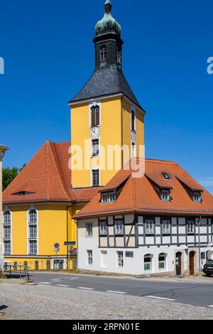 Città di Hohnstein nella Svizzera sassone. La chiesa cittadina di Hohnstein è la chiesa evangelica luterana di Hohnstein, nella Svizzera sassone. La Foto Stock