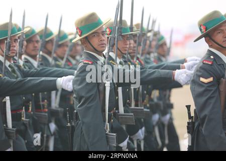 200219 -- KATHMANDU, 19 febbraio 2020 -- marcia del personale dell'esercito nepalese durante la celebrazione della giornata nazionale della democrazia a Kathmandu, Nepal, il 19 febbraio 2020. Mercoledì è stata celebrata la 70a giornata nazionale della democrazia del Nepal con vari programmi per commemorare il giorno in cui la nazione ha raggiunto la libertà dal regime di Rana. NEPAL-KATHMANDU-GIORNATA NAZIONALE DELLA DEMOCRAZIA TANGXWEI PUBLICATIONXNOTXINXCHN Foto Stock