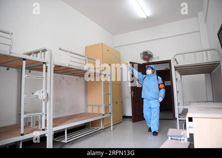 200219 -- CHONGQING, 19 febbraio 2020 -- Un lavoratore disinfetta un dormitorio del gruppo Lifan come preparazione per la ripresa del lavoro il giorno successivo, nel distretto di Beibei del comune di Chongqing nel sud-ovest della Cina, 19 febbraio 2020. Una parte delle imprese del comune di Chongqing ha ripreso la produzione dopo aver adottato misure sufficienti di prevenzione del nuovo coronavirus negli ultimi giorni. CHINA-CHONGQING-NCP-RIPRESA DELLA PRODUZIONE CN TANGXYI PUBLICATIONXNOTXINXCHN Foto Stock