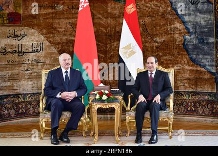 200219 -- CAIRO, 19 febbraio 2020 -- il presidente egiziano Abdel-Fattah al-Sisi R incontra con il presidente bielorusso Alexander Lukashenko al Cairo, Egitto, il 19 febbraio 2020. /Handout via Xinhua EGITTO-CAIRO-PRESIDENTE BIELORUSSO-VISITA MENA PUBLICATIONxNOTxINxCHN Foto Stock