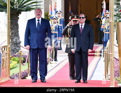 200219 -- CAIRO, 19 febbraio 2020 -- il presidente egiziano Abdel-Fattah al-Sisi R dà il benvenuto al presidente bielorusso Alexander Lukashenko al Cairo, Egitto, il 19 febbraio 2020. /Handout via Xinhua EGITTO-CAIRO-PRESIDENTE BIELORUSSO-VISITA MENA PUBLICATIONxNOTxINxCHN Foto Stock