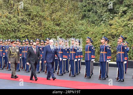 200219 -- CAIRO, 19 febbraio 2020 -- il presidente egiziano Abdel-Fattah al-Sisi 2° R, fronte e presidente bielorusso Alexander Lukashenko 3° L, Front Inspection the Guard of Honor a Cairo, Egitto, il 19 febbraio 2020. /Handout via Xinhua EGITTO-CAIRO-PRESIDENTE BIELORUSSO-VISITA MENA PUBLICATIONxNOTxINxCHN Foto Stock