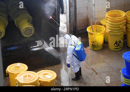 200220 -- CHONGQING, 20 febbraio 2020 -- Un membro del personale disinfetta un veicolo utilizzato per il trasferimento di rifiuti medici presso una società di smaltimento dei rifiuti medici nel sud-ovest della Cina, Chongqing, 19 febbraio 2020. I membri del personale che raccolgono, trasferiscono e smaltiscono i rifiuti medici generati dalle cliniche per la febbre e dagli ospedali designati che trattano i pazienti affetti da COVID-19 contribuiscono in modo autonomo agli sforzi di prevenzione e controllo delle epidemie in Cina. CHINA-CHONGQING-NOVEL CORONAVIRUS-MEDICAL WASTE-DISPOSALCN TANGXYI PUBLICATIONXNOTXINXCHN Foto Stock