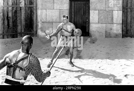 WOODY STRODE e KIRK DOUGLAS in SPARTACUS 1960 regista STANLEY KUBRICK sceneggiatura Dalton Trumbo romanzo Howard Fast Music Alex North Bryna Productions / Universal Pictures Foto Stock