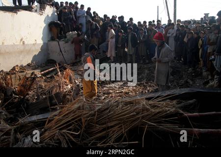 200220 -- JALALABAD, 20 febbraio 2020 -- la foto scattata il 20,2020 febbraio mostra la gente che guarda il club di snooker danneggiato a Jalalabad, capitale della provincia orientale di Nangarhar, Afghanistan. Tre persone sono state uccise e altre quattro ferite mentre il tetto di un club di snooker crollò a Jalalabad, la capitale della provincia orientale di Nangarhar dell'Afghanistan, giovedì, ha detto un portavoce del governo provinciale. Foto di Saifurahman Safi/Xinhua AFGHANISTAN-NANGARHAR-SNOOKER CLUB-COLLAPSE ZouxDelu PUBLICATIONxNOTxINxCHN Foto Stock