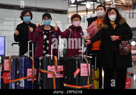 200220 -- TIANJIN, 20 febbraio 2020 -- i membri del team medico posano per una foto con i colleghi prima di partire per la provincia di Hubei all'aeroporto internazionale di Binhai a Tianjin, nel nord della Cina, 20 febbraio 2020. L'undicesimo lotto di team medico composto da 172 personale medico di Tianjin è partito giovedì per aiutare gli sforzi di controllo del coronavirus a Hubei. In precedenza, un totale di 1.073 operatori sanitari di Tianjin hanno assistito Hubei nella lotta anti-virus. CHINA-TIANJIN-NCP-MEDICAL TEAM-AID CN LIXRAN PUBLICATIONXNOTXINXCHN Foto Stock