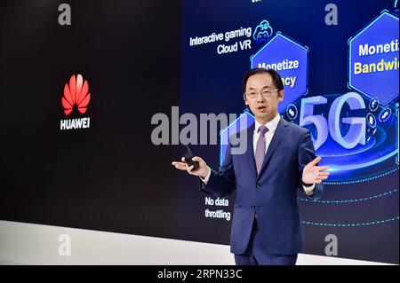 200220 -- LONDRA, 20 febbraio 2020 -- Ryan Ding, Executive Director of the Board e President of Huawei S Carrier BG business Group, parla all'evento di lancio di prodotti e soluzioni Huawei a Londra, in Gran Bretagna, il 20 febbraio 2020. Giovedì, il gigante tecnologico cinese Huawei ha annunciato che finora ha ricevuto 91 contratti commerciali 5G e ha spedito oltre 600.000 unità di antenne attive MIMO MIMO MIMO Massive. REGNO UNITO-LONDRA-HUAWEI-PRODOTTO E SOLUZIONE-LANCIO HANXYAN PUBLICATIONXNOTXINXCHN Foto Stock