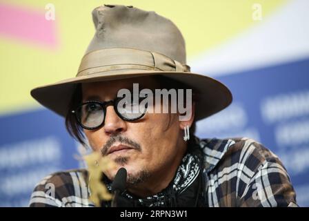 200221 -- BERLINO, 21 febbraio 2020 -- l'attore Johnny Depp del film Minamata partecipa a una conferenza stampa durante il 70° Festival internazionale del cinema di Berlino, capitale della Germania, 21 febbraio 2020. GERMANIA-BERLINO-BERLINALE 2020-MINAMATA ShanxYuqi PUBLICATIONxNOTxINxCHN Foto Stock