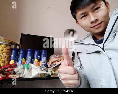 200222 -- HEFEI, 22 febbraio 2020 -- la foto del cellulare mostra Hu Chuanjun, un membro dello staff di Anhui Branch of China Construction Eighth Engineering Division Corp. Ltd. Che espone gli snack inviati da imprese benevolenti a Hefei, provincia di Anhui, Cina orientale, 20 febbraio 2020. Trentacinque membri del personale della Anhui Branch of China Construction Eighth Engineering Division Corp Ltd., che ha partecipato alla costruzione dell'ospedale improvvisato Leishenshan per i nuovi pazienti affetti da polmonite da coronavirus a Wuhan, sono recentemente tornati a Hefei. Ora sono in quarantena per l'osservazione medica in un hotel a Hefei. Foto Stock