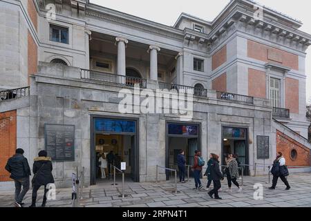 Madrid, Spagna - 4 giugno 2023: Biglietteria del Museo Nazionale del Prado a Madrid, Spagna, con molte persone che camminano e fanno la fila per comprare il biglietto Foto Stock