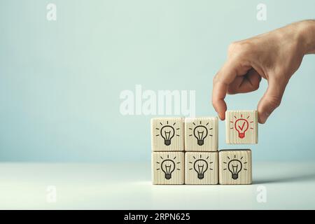 Cubi di legno assemblati sul tema delle idee aziendali. Foto Stock