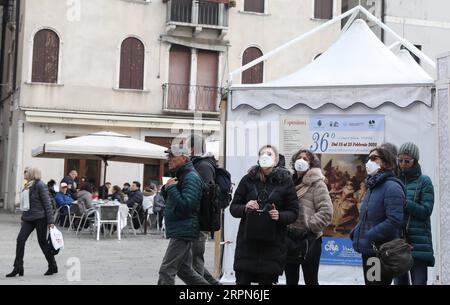 200224 -- VENEZIA, 24 febbraio 2020 -- i turisti che indossano maschere si vedono a Venezia, in Italia, 23 febbraio 2020. Un totale di 152 persone sono risultate positive al COVID-19 in Italia, tra cui tre morti e un recupero, ha detto Angelo Borrelli, capo del dipartimento di protezione civile del paese, domenica. Il totale comprende 110 casi nella regione settentrionale della Lombardia, 21 nella regione nord-orientale del Veneto e 9 nella regione nord-romagnola, ha affermato Borrelli in una conferenza stampa televisiva, aggiungendo che un ricercatore italiano ha compiuto un pieno recupero. ITALIA-VENEZIA-CORONAVIRUS-CASI CONFERMATI-RIS Foto Stock