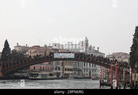 200224 -- VENEZIA, 24 febbraio 2020 -- i turisti sono visti su un ponte a Venezia, in Italia, 23 febbraio 2020. Un totale di 152 persone sono risultate positive al COVID-19 in Italia, tra cui tre morti e un recupero, ha detto Angelo Borrelli, capo del dipartimento di protezione civile del paese, domenica. Il totale comprende 110 casi nella regione settentrionale della Lombardia, 21 nella regione nord-orientale del Veneto e 9 nella regione nord-romagnola, ha affermato Borrelli in una conferenza stampa televisiva, aggiungendo che un ricercatore italiano ha compiuto un pieno recupero. ITALIA-VENEZIA-CORONAVIRUS-CONFERMATO CASI-AUMENTO Foto Stock