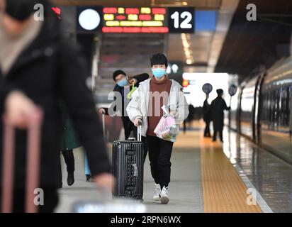 200224 -- XI AN, 24 febbraio 2020 -- i lavoratori diretti verso la provincia dello Zhejiang della Cina orientale si preparano a salire su un treno speciale a Xi An, provincia dello Shaanxi della Cina nord-occidentale, 24 febbraio 2020. Il treno speciale, che trasporta 399 lavoratori da Shaanxi per tornare al lavoro a Zhejiang, ha lasciato Xi An lunedì. CHINA-XI AN-TRENO SPECIALE-RITORNO AL LAVORO CN ZHANGXBOWEN PUBLICATIONXNOTXINXCHN Foto Stock