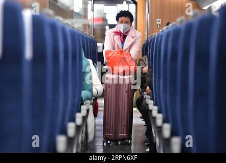 200224 -- XI AN, 24 febbraio 2020 -- i lavoratori diretti verso la provincia dello Zhejiang della Cina orientale salgono su un treno speciale a Xi An, provincia dello Shaanxi della Cina nord-occidentale, 24 febbraio 2020. Il treno speciale, che trasporta 399 lavoratori da Shaanxi per tornare al lavoro a Zhejiang, ha lasciato Xi An lunedì. CHINA-XI AN-TRENO SPECIALE-RITORNO AL LAVORO CN ZHANGXBOWEN PUBLICATIONXNOTXINXCHN Foto Stock