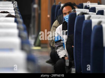 200224 -- XI AN, 24 febbraio 2020 -- i lavoratori diretti verso la provincia dello Zhejiang nella Cina orientale aspettano la partenza su un treno speciale a Xi An, provincia dello Shaanxi nella Cina nord-occidentale, 24 febbraio 2020. Il treno speciale, che trasporta 399 lavoratori da Shaanxi per tornare al lavoro a Zhejiang, ha lasciato Xi An lunedì. CHINA-XI AN-TRENO SPECIALE-RITORNO AL LAVORO CN ZHANGXBOWEN PUBLICATIONXNOTXINXCHN Foto Stock