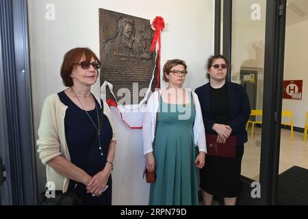 Prerov, Repubblica Ceca. 5 settembre 2023. Inaugurazione cerimoniale di una targa commemorativa a Rudolf Weigl, biologo e inventore polacco che ha creato il primo vaccino efficace contro il tifo epidemico, a Prerov, Repubblica Ceca, 5 settembre 2023. Nella foto da sinistra: Krystyna Weigl-Albert, nipote di Rudolf Weigl e consulente polacco Izabella Wollejko-Chwastowicz. Crediti: Ludek Perina/CTK Photo/Alamy Live News Foto Stock