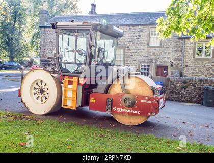 Il rullo stradale è apparso in Long Preston due volte di recente. Rifacimento di routine nella Chapel Walk, quindi possibile danno da fuoriuscita sul fondo stradale principale della A65. Foto Stock