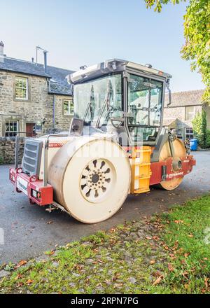 Il rullo stradale è apparso in Long Preston due volte di recente. Rifacimento di routine nella Chapel Walk, quindi possibile danno da fuoriuscita sul fondo stradale principale della A65. Foto Stock