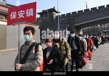 200224 -- XI AN, 24 febbraio 2020 -- lavoratori migranti della contea di Luonan in coda per salire a bordo di un treno speciale per Hangzhou alla stazione ferroviaria di Xi An, a Xi An, provincia dello Shaanxi della Cina nord-occidentale, 24 febbraio 2020. Un totale di 951 lavoratori migranti dalla contea di Luonan lunedì hanno preso il treno speciale per riprendere il lavoro nella regione del delta del fiume Yangtze. CHINA-XI AN-SPECIALE LAVORATORE FERROVIARIO MIGRANTE CN TAOXMING PUBLICATIONXNOTXINXCHN Foto Stock