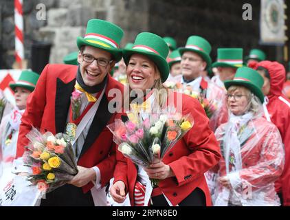 200224 -- COLONIA GERMANIA, 24 febbraio 2020 -- i festeggiatori prendono parte alla sfilata di carnevale del lunedì delle rose a Colonia, in Germania, il 24 febbraio 2020. GERMANIA-COLONIA-CARNEVALE-ROSA LUNEDI' PARATA LUXYANG PUBLICATIONXNOTXINXCHN Foto Stock