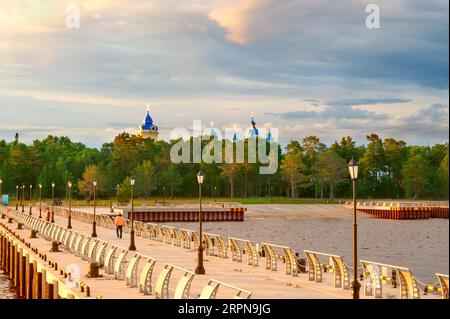 Vista dal lago Ladoga sul molo di Konevets Island. In lontananza si trovano le cupole del Convento della Vergine madre di Dio. Foto Stock