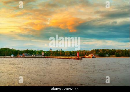 Vista dal lago Ladoga sul molo di Konevets Island. In lontananza si trovano le cupole del Convento della Vergine madre di Dio. Foto Stock