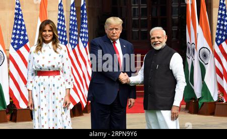 2020 Bilder des Jahres, News 02 February uar News Themen der Woche KW09 200225 -- NEW DELHI, 25 febbraio 2020 -- il presidente degli Stati Uniti Donald Trump stringe la mano al primo ministro indiano Narendra modi prima del loro incontro alla Hyderabad House a nuova Delhi, India, 25 febbraio 2020. Foto di /Xinhua INDIA-NEW DELHI-MODI-TRUMP-MEETING ParthaxSarkar PUBLICATIONxNOTxINxCHN Foto Stock