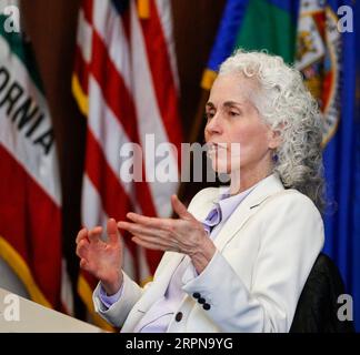 200225 -- LOS ANGELES, 25 febbraio 2020 -- Barbara Ferrer, direttrice del Los Angeles County Department of Public Health, parla a una tavola rotonda sulla nuova epidemia di COVID-19 malattia da coronavirus, nel centro di Los Angeles, negli Stati Uniti, 24 febbraio 2020. I funzionari della contea di Los Angeles lunedì hanno espresso solidarietà con la Cina nella lotta contro il nuovo coronavirus. U.S.-LOS ANGELES-COVID-19-ROUNDTABLE LixYing PUBLICATIONxNOTxINxCHN Foto Stock