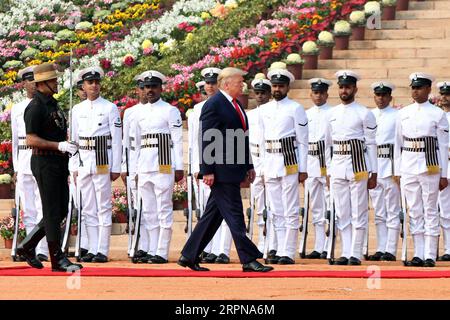 200225 -- NEW DELHI, 25 febbraio 2020 Xinhua -- il presidente degli Stati Uniti Donald Trump ispeziona la guardia d'onore militare indiana durante il ricevimento cerimoniale al Palazzo Presidenziale di nuova Delhi, India, 25 febbraio 2020. Str/Xinhua INDIA-NUOVA DELHI-MODI-TRUMP-RECEPTION PUBLICATIONxNOTxINxCHN Foto Stock