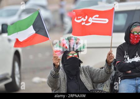 200225 -- KUWAIT CITY, 25 febbraio 2020 Xinhua -- Una donna tiene bandiere per celebrare la giornata nazionale a Kuwait City, capitale del Kuwait, il 25 febbraio 2020. Il 25 e 26 febbraio di ogni anno, il Kuwait celebra la sua giornata Nazionale e la giornata della Liberazione. Nel 2020, il Kuwait celebra la 59a giornata Nazionale e la 29a giornata della Liberazione. Foto di Asad/Xinhua KUWAIT-KUWAIT CITY-NATIONAL DAY-CELEBRATION PUBLICATIONxNOTxINxCHN Foto Stock