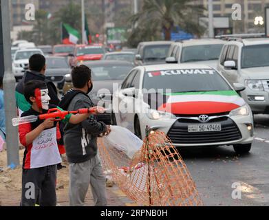 200225 -- KUWAIT CITY, 25 febbraio 2020 Xinhua -- Chilren spruzza acqua su una strada per celebrare la giornata Nazionale a Kuwait City, capitale del Kuwait, il 25 febbraio 2020. Il 25 e 26 febbraio di ogni anno, il Kuwait celebra la sua giornata Nazionale e la giornata della Liberazione. Nel 2020, il Kuwait celebra la 59a giornata Nazionale e la 29a giornata della Liberazione. Foto di Asad/Xinhua KUWAIT-KUWAIT CITY-NATIONAL DAY-CELEBRATION PUBLICATIONxNOTxINxCHN Foto Stock