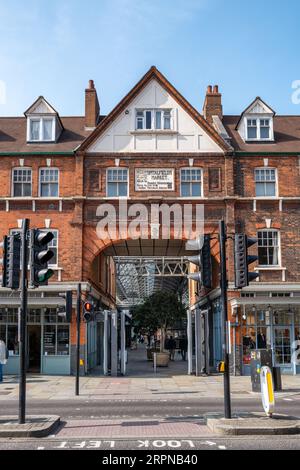 Londra, Regno Unito - 25 marzo 2022: Ingresso al vecchio mercato di Spitalfields, nell'East End di Londra vicino a Shoreditch. Un vibrante antiquariato, cibo e artigianato Foto Stock