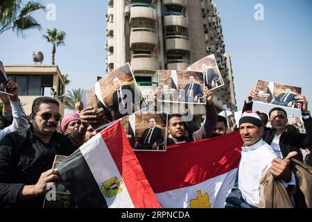 200226 -- CAIRO, 26 febbraio 2020 -- i sostenitori dell'ex presidente egiziano Hosni Mubarak lo ritraggono al Cairo, Egitto, 26 febbraio 2020. L'Egitto ha tenuto un funerale militare mercoledì per l'ex presidente del paese Hosni Mubarak, morto martedì all'età di 91 anni. EGITTO-CAIRO-HOSNI MUBARAK-FUNERALE WuxHuiwo PUBLICATIONxNOTxINxCHN Foto Stock