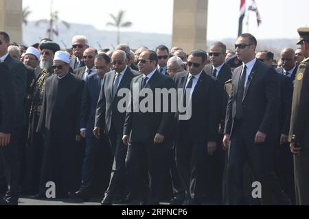 200226 -- CAIRO, 26 febbraio 2020 Xinhua -- il presidente egiziano Abdel-Fattah al-Sisi C partecipa ai funerali militari dell'ex presidente egiziano Hosni Mubarak al Cairo, Egitto, 26 febbraio 2020. L'Egitto ha tenuto un funerale militare mercoledì per l'ex presidente del paese Hosni Mubarak, morto martedì all'età di 91 anni. Foto di Ahmed Alaa/Xinhua EGYPT-CAIRO-HOSNI MUBARAK-FUNERALE PUBLICATIONxNOTxINxCHN Foto Stock