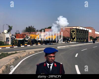 200226 -- CAIRO, 26 febbraio 2020 Xinhua -- Una guardia di sicurezza è vista vicino al cimitero dove l'ex presidente egiziano Hosni Mubarak sarà sepolto al Cairo, in Egitto, 26 febbraio 2020. L'Egitto ha tenuto un funerale militare mercoledì per l'ex presidente del paese Hosni Mubarak, morto martedì all'età di 91 anni. Xinhua/Ahmed Gomaa EGYPT-CAIRO-HOSNI MUBARAK-FUNERALE PUBLICATIONxNOTxINxCHN Foto Stock