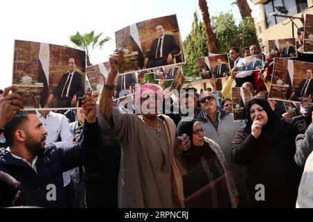 200226 -- CAIRO, 26 febbraio 2020 Xinhua -- i sostenitori dell'ex presidente egiziano Hosni Mubarak lo ritraggono al Cairo, Egitto, 26 febbraio 2020. L'Egitto ha tenuto un funerale militare mercoledì per l'ex presidente del paese Hosni Mubarak, morto martedì all'età di 91 anni. Xinhua/Ahmed Gomaa EGYPT-CAIRO-HOSNI MUBARAK-FUNERALE PUBLICATIONxNOTxINxCHN Foto Stock