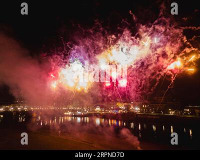 Tentativo di record mondiale il 26 novembre. Alle 7,30 PM, la più grande batteria pirotecnica singola fu accesa sulle rive dell'Elba, con 2200 singola Foto Stock