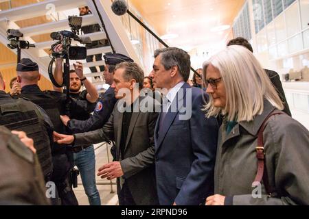 200226 -- PARIGI, 26 febbraio 2020 Xinhua -- l'ex primo ministro francese Francois Fillon 2nd R e sua moglie Penelope Fillon 1st R arrivano al tribunale di Parigi per l'udienza di apertura del suo processo per accuse di lavoro falso a Parigi, in Francia, il 26 febbraio 2020. Foto di Aurelien Morissard/Xinhua FRANCE-PARIS-FILLON-TRIAL PUBLICATIONxNOTxINxCHN Foto Stock