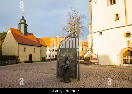 Borna è una grande città distrettuale della Sassonia, a circa 30 km a sud di Lipsia. Emmaus con il monumento a Martin Lutero a St. Mary's Town Church Foto Stock