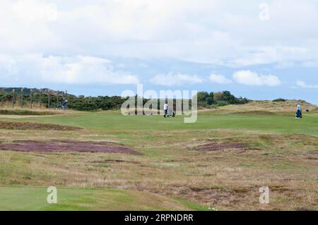 Gli amanti del golf giocano a golf nell'Old Course Moray Golf Course Lossimouth Moray Scotland Foto Stock