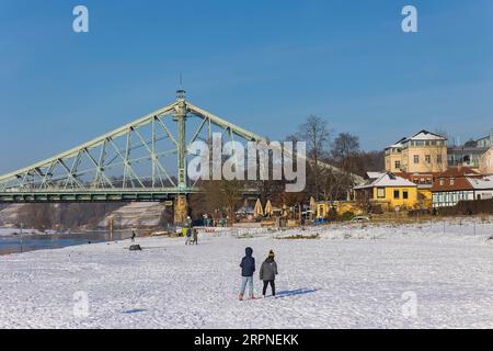 Splendore bianco sulle rive dell'Elba tra Blasewitz e Loschwitz al Blue Wonder Elbe Bridge Foto Stock