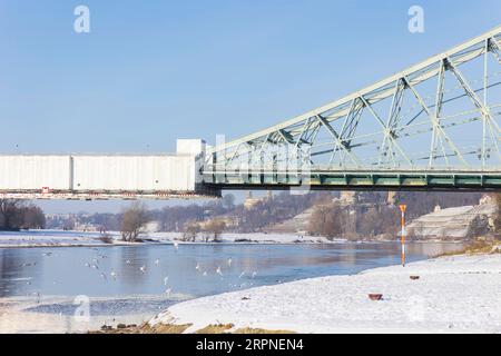 Splendore bianco sulle rive dell'Elba tra Blasewitz e Loschwitz al Blue Wonder Elbe Bridge Foto Stock