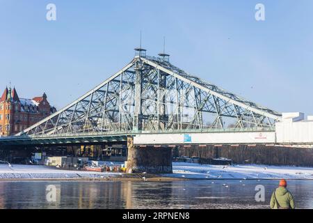 Splendore bianco sulle rive dell'Elba tra Blasewitz e Loschwitz al Blue Wonder Elbe Bridge Foto Stock