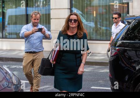 Londra, Regno Unito. 05 settembre 2023. Gillian Keegan, Segretario di Stato per l'istruzione, è visto arrivare alla BBC prima di apparire su Jeremy Vine Show..Credit: Tayfun salci / Alamy Live News Foto Stock