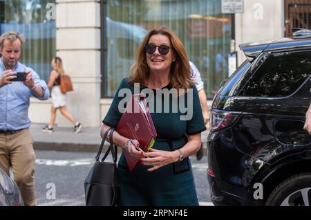 Londra, Regno Unito. 05 settembre 2023. Gillian Keegan, Segretario di Stato per l'istruzione, è visto arrivare alla BBC prima di apparire su Jeremy Vine Show..Credit: Tayfun salci / Alamy Live News Foto Stock