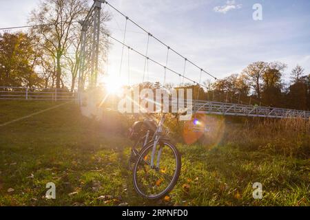 Immagine simbolica che riposa in un tour in bicicletta elettrica nella regione di Lipsia a Grimma, presso il ponte Mulde Foto Stock