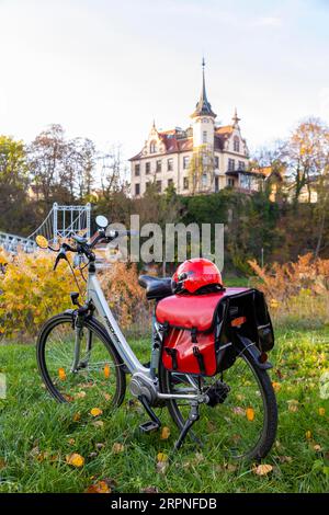 Immagine simbolica che riposa in un tour in bicicletta elettrica nella regione di Lipsia a Grimma, presso il ponte Mulde Foto Stock