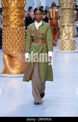 200227 -- PARIGI, 27 febbraio 2020 Xinhua -- Un modello presenta una creazione delle collezioni Ready-to-wear Autunno/Inverno 2020-2021 di Chloe durante la settimana della moda femminile di Parigi, in Francia, 27 febbraio 2020. Foto di Piero Biasion/Xinhua FRANCE-PARIS-FASHION WEEK-CHLOE PUBLICATIONxNOTxINxCHN Foto Stock